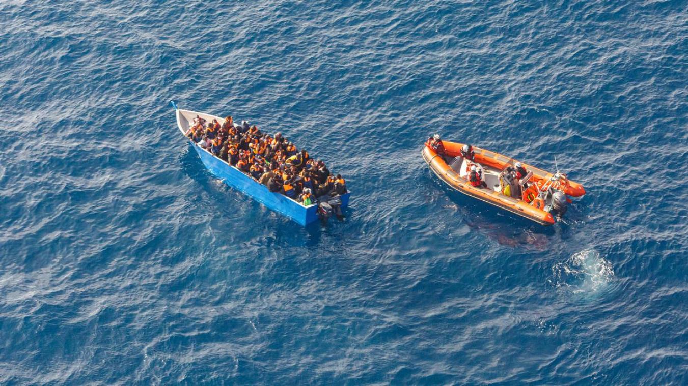 <p>Ein Rettungsboot der Sea-Watch 3 nähern sich einem Boot mit Migranten.</p>