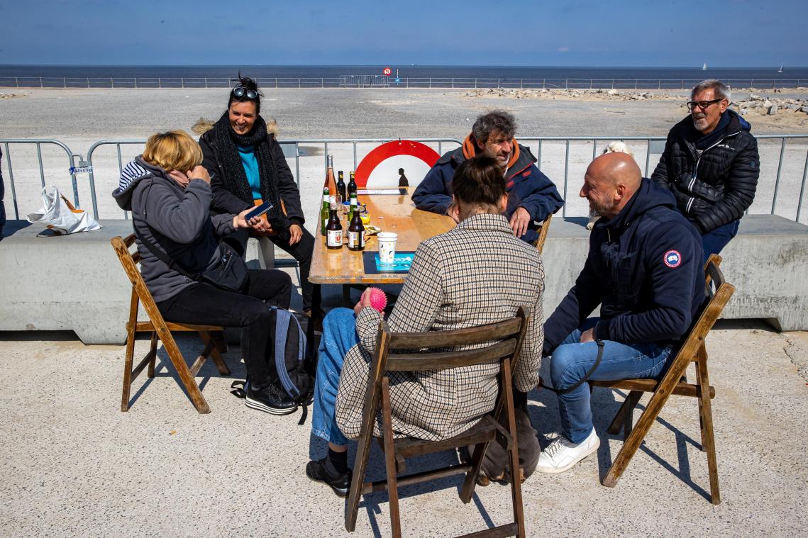 <p>Die Stühle und Tische auf der Strandpromenande fanden am Samstag großen Zuspruch.</p>