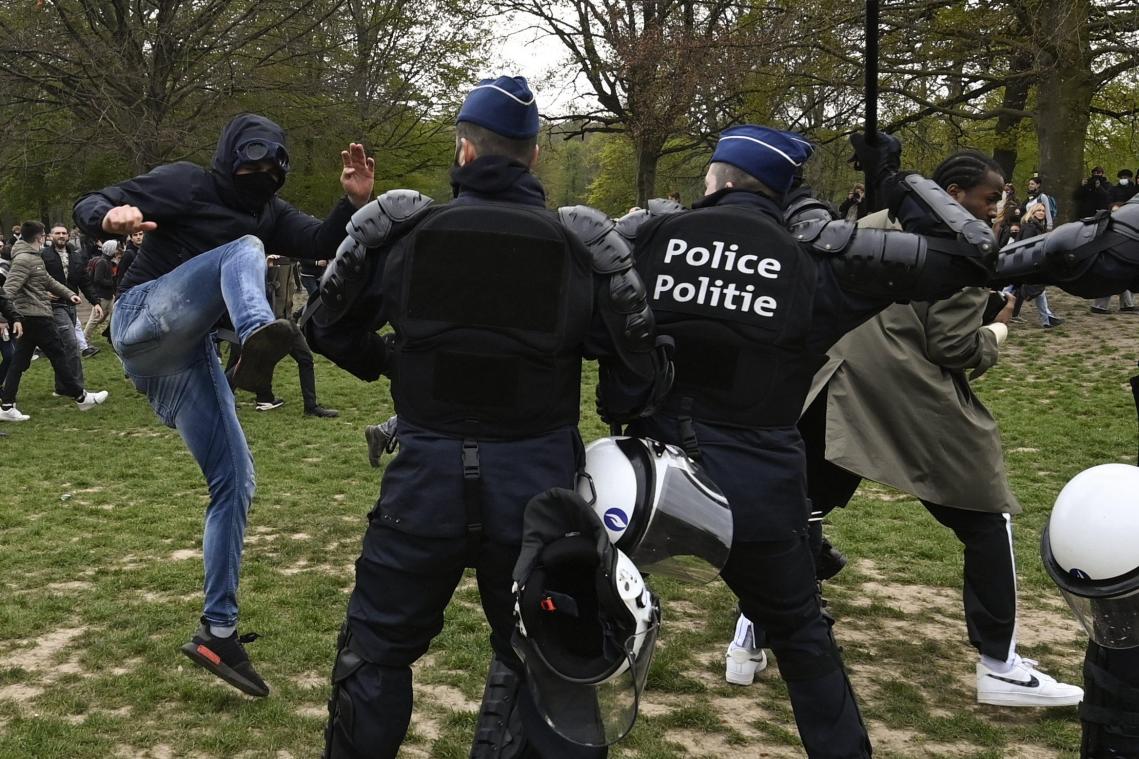 <p>Einige Menschen waren mit Gewalt gegen die Beamten vorgegangen.</p>