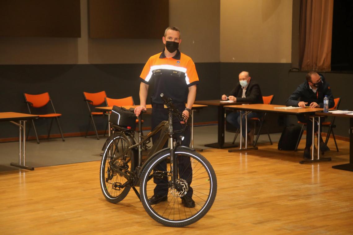 <p>Kommissar Yves Lecoq präsentiert die neuen Fahrräder der Polizeizone.</p>