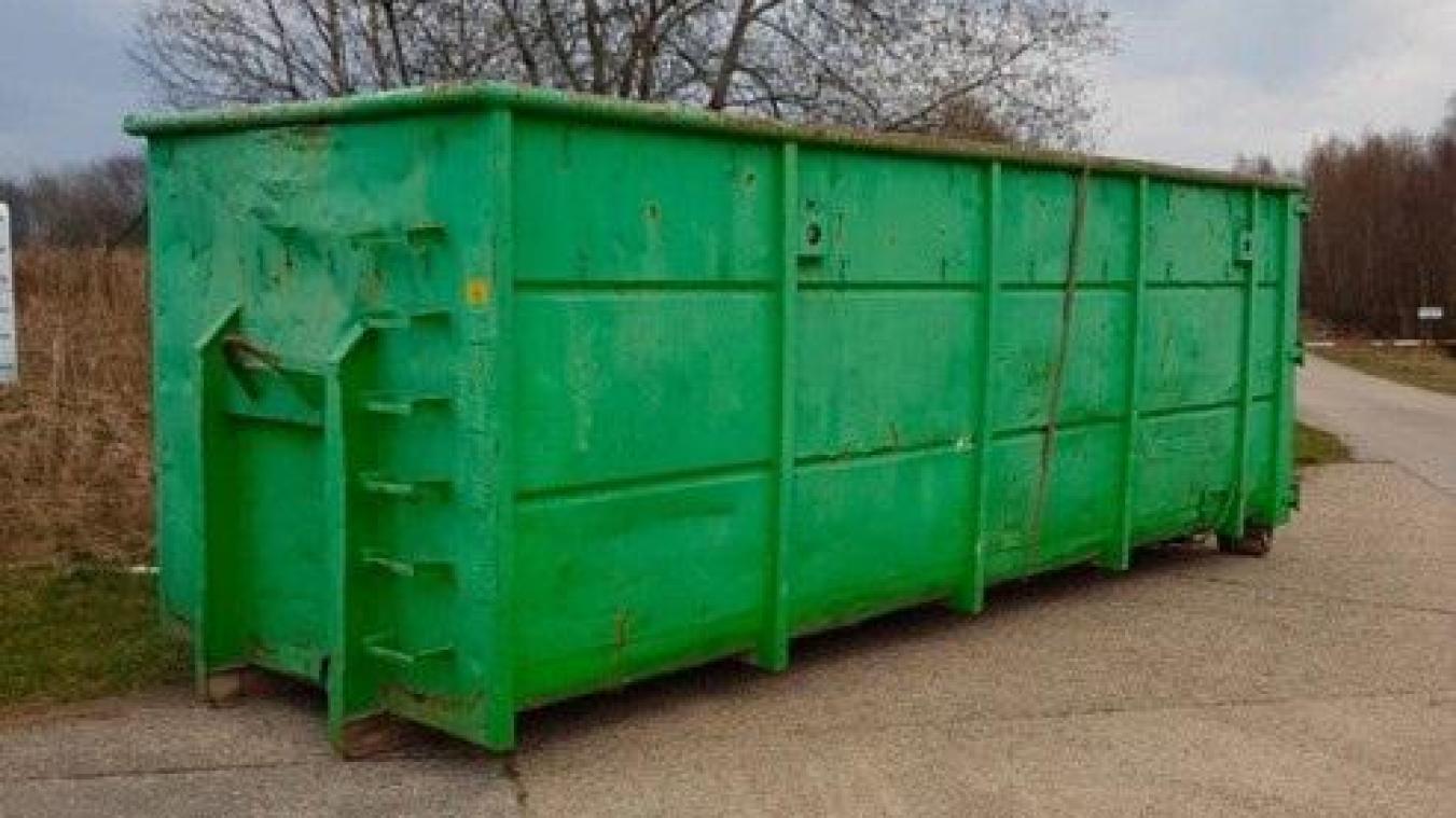 <p>Mülldeponie: Großer Container illegal am Lager Elsenborn abgestellt</p>

