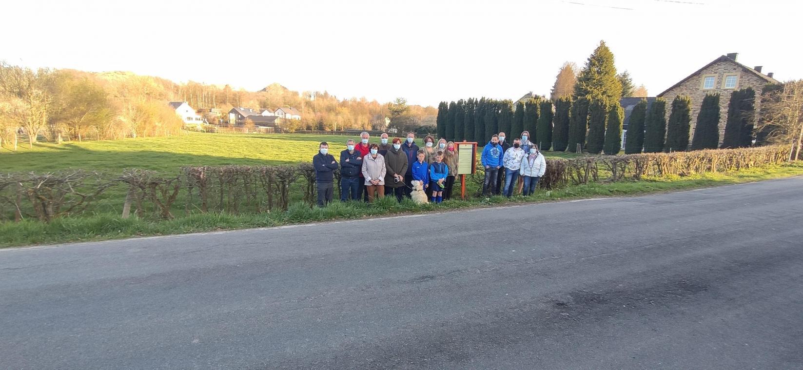 <p>Anwohner aus Remonval protestieren gegen den geplanten Bau einer Wohnsiedlung in der nur knapp 100 Einwohner zählenden Ortschaft in der Gemeinde Weismes.</p>
