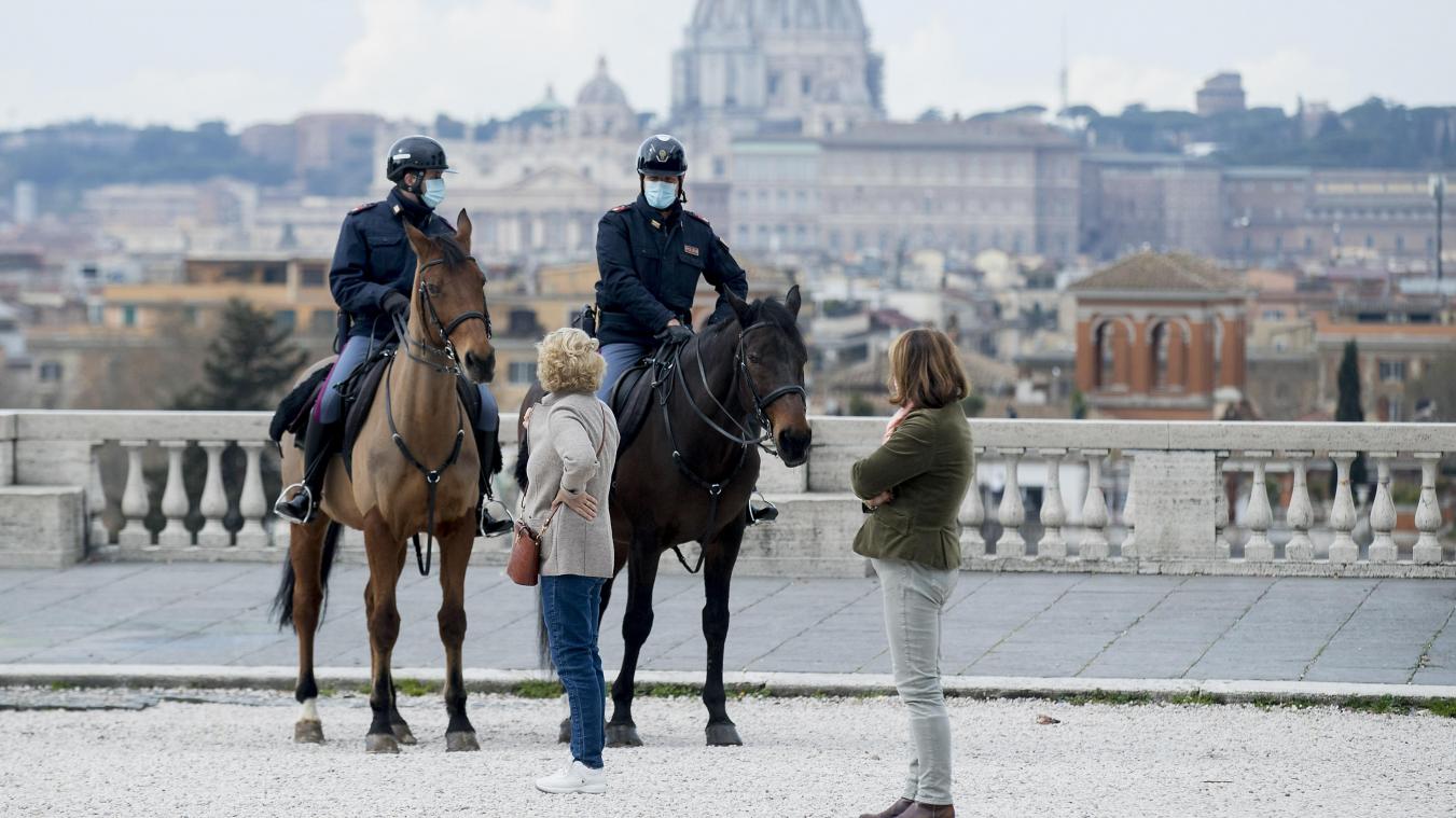 <p>Zwei Polizisten der Reiterstaffel reden mit einer Frau im Park der Villa Borghese in Rom. Wie in zahlreichen Staaten liegt auch in Italien der Tourismus wegen der Corona-Krise seit Monaten am Boden.</p>