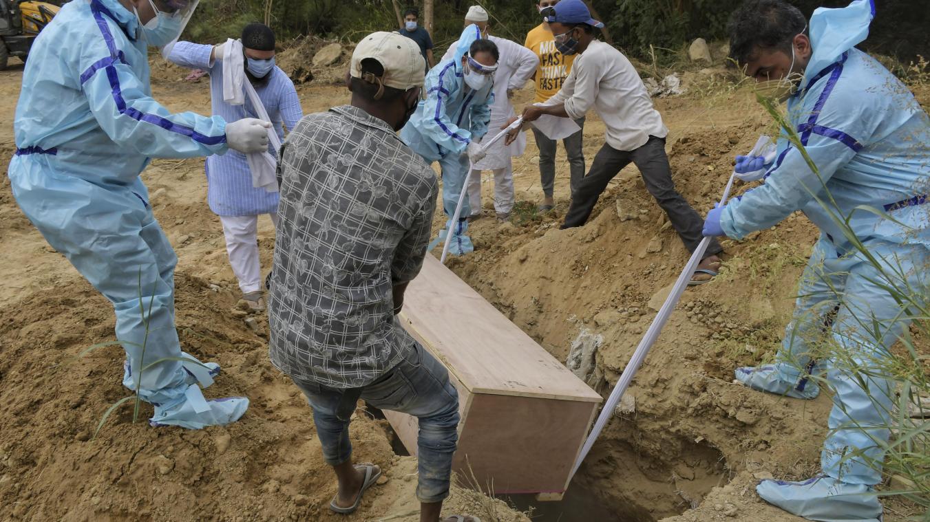 <p>Angehörige begraben den Körper eines Covid-19-Opfers auf einem Friedhof in Neu-Delhi. Indiens offizielle Zählung der Coronavirus-Fälle überstieg am Dienstag 20 Millionen und hat sich in den letzten drei Monaten fast verdoppelt.</p>