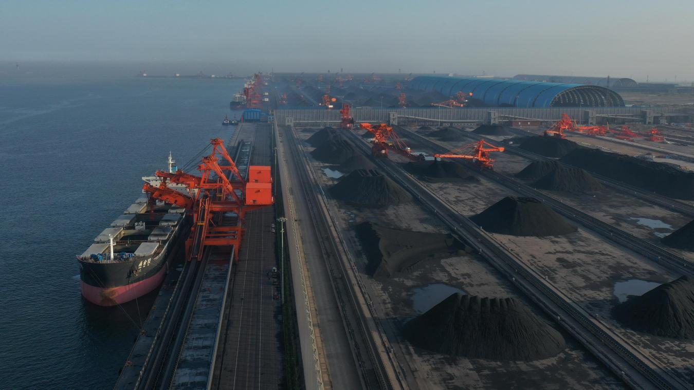 <p>Ein Massengutfrachter lädt an einem neu gebauten Kohleanleger des Hafens Caofeidian in der nordchinesischen Provinz Hebei Fracht. Der Kohleanleger des Hafens Caofeidian ist ein Projekt zum Entladen von Kohle in Nordchina.</p>