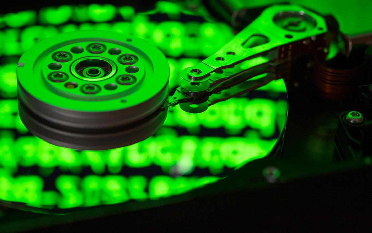 <p>Das Gesetz zur Vorratsdatenspeicherung verpflichtet Telekommunikationsunternehmen und Provider, die Telefondaten ihrer Nutzer präventiv zu erfassen.</p>