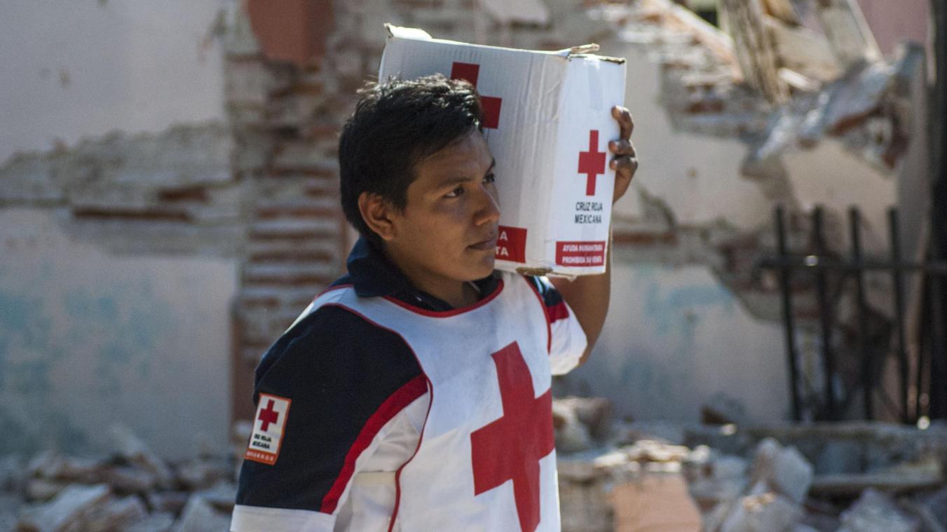 <p>Das Rote Kreuz ist weltweit im Einsatz: Hier sieht man ein Mitglied des Roten Kreuzes, der im September 2017 Hilfsgüter in Oaxaca (Mexiko) verteilt. Die Region war seinerzeit von einem schweren Erdbeben heimgesucht worden.</p>