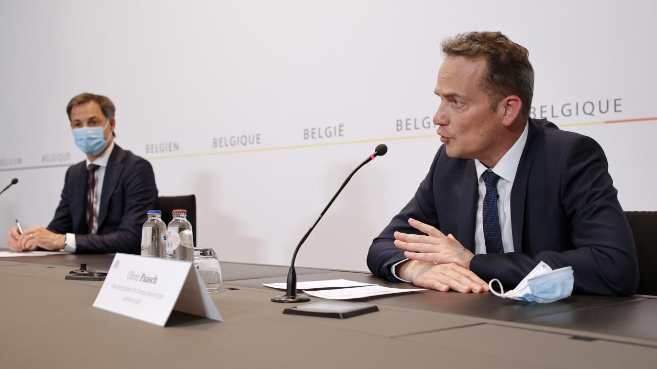 <p>Ministerpräsident Oliver Paasch (rechts, neben Premierminister Alexander De Croo) bei der Pressekonferenz am Dienstag nach der Sitzung des Konzertierungsausschusses</p>