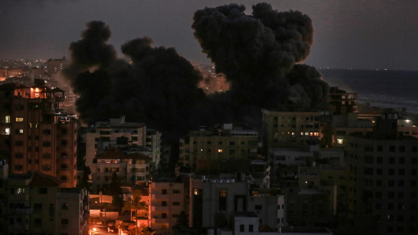 <p>Rauch steigt aus dem Wohnhaus, nachdem es bei einem israelischen Luftangriff getroffen wurde.</p>