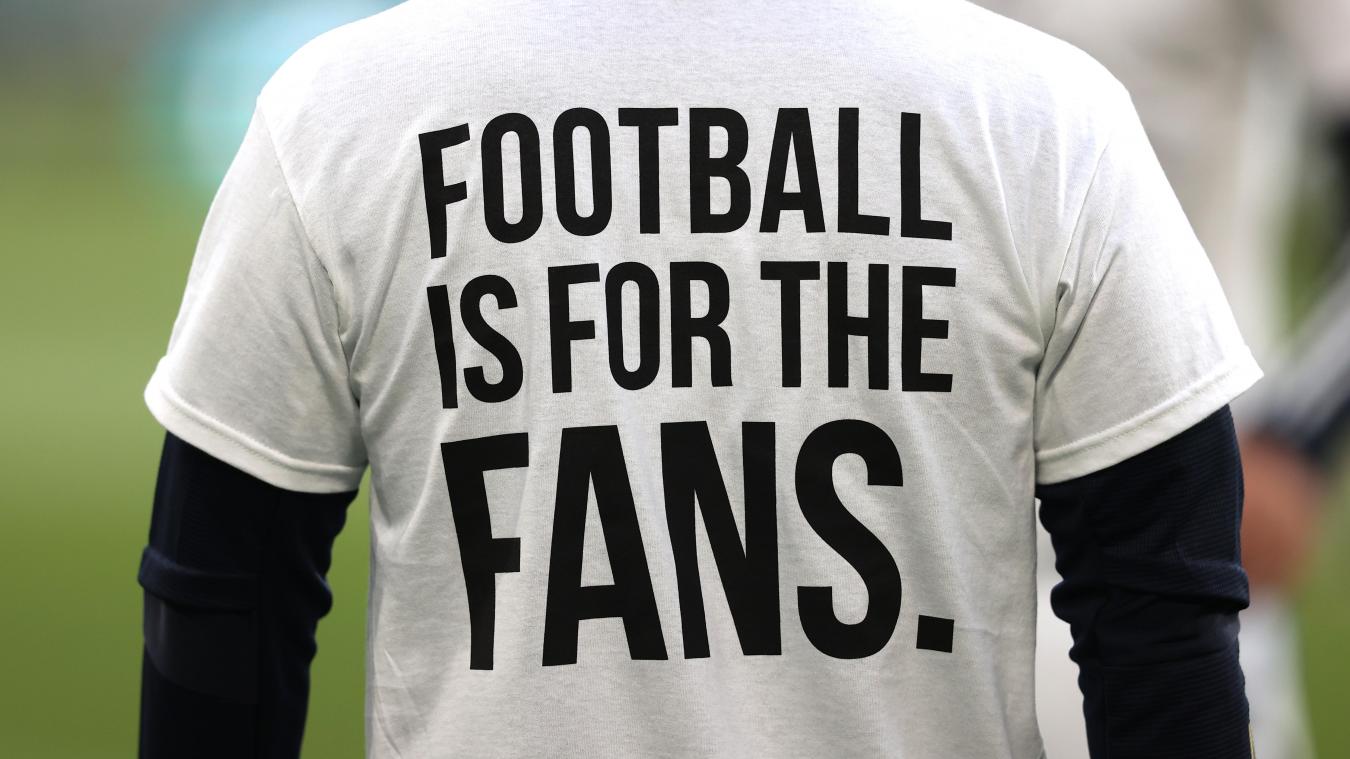 <p>Ein Spieler von Leeds United trägt beim Aufwärmen ein T-Shirt mit der Aufschrift „Football Is For The Fans“ aus Protest gegen eine geplante europäische Super League.</p>