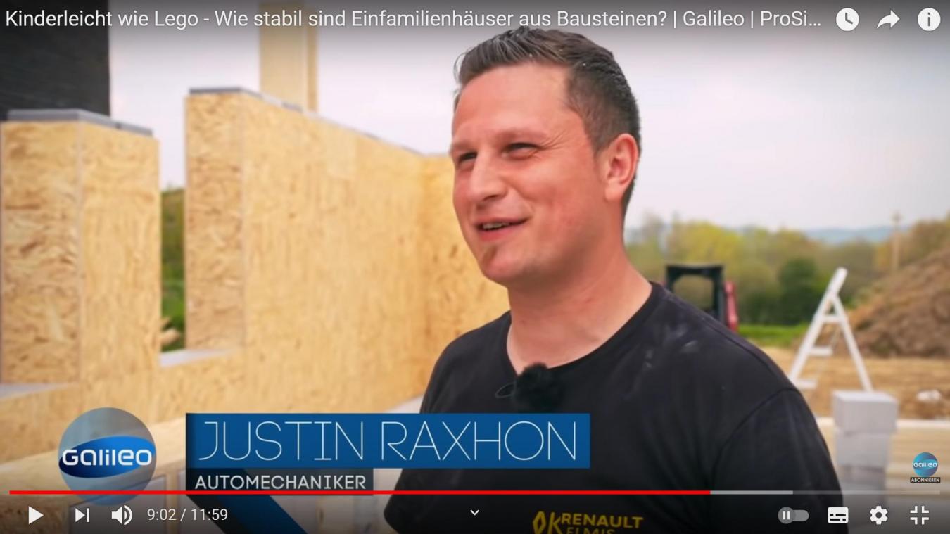 <p>Justin Raxhon im Interview mit dem Galileo-Redakteur.</p>
