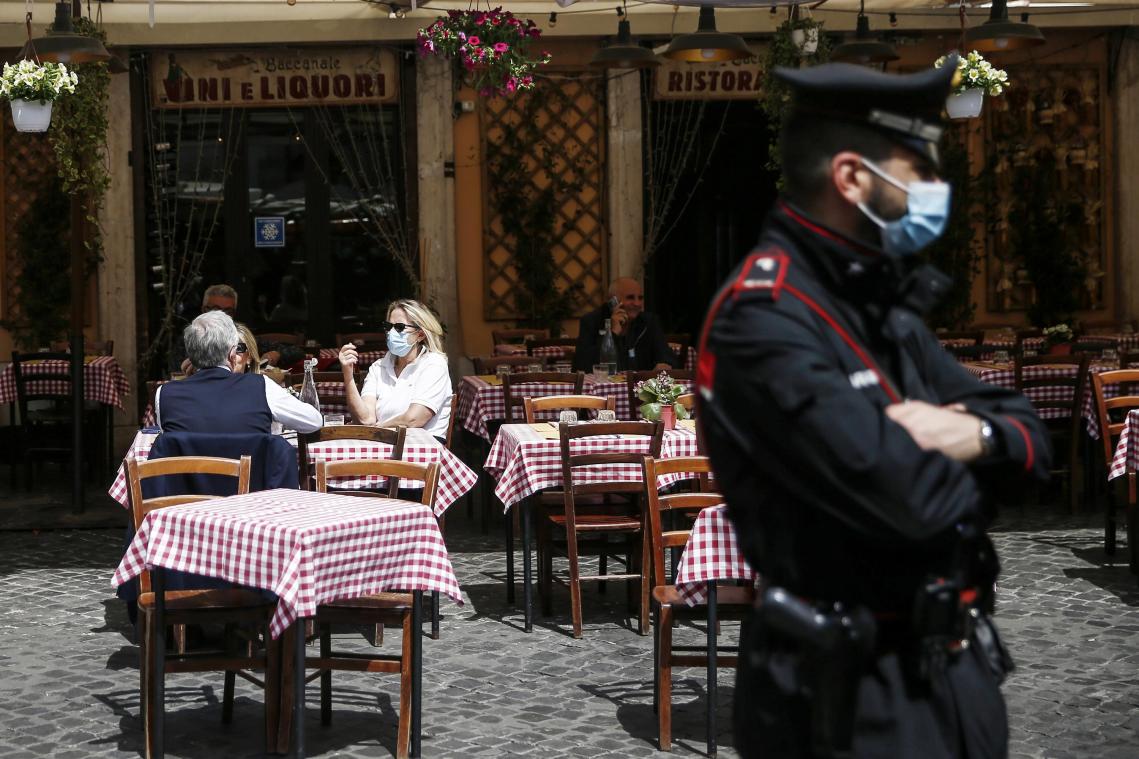 <p>In den Städten Italiens herrscht an den Außentischen vor Bars und Restaurants schon länger gute Stimmung. Mittlerweile ist keine Region des Landes mehr in der Roten Zone mit den strengsten Beschränkungen.</p>