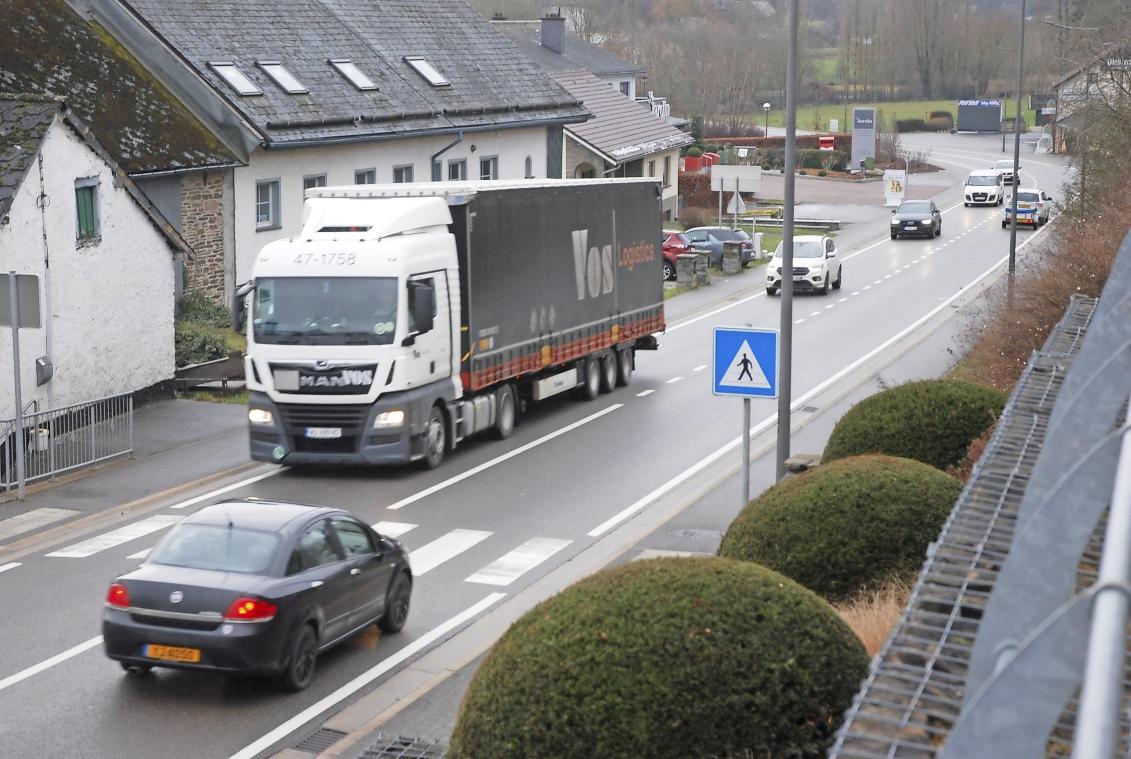 <p>Die CSP-Fraktion im DG-Parlament fordert in einem Resolutionsvorschlag den Bau der N-62-Umgehungsstraße, um die Dörfer vom Transitverkehr nach Luxemburg zu entlasten.</p>