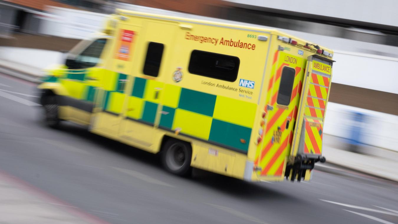 <p>Ein Krankenwagen kommt vor dem St. Thomas' Hospital im Zentrum Londons an. Der Gesundheitssektor in Großbritannien steht vor schweren Monaten und Jahren.</p>