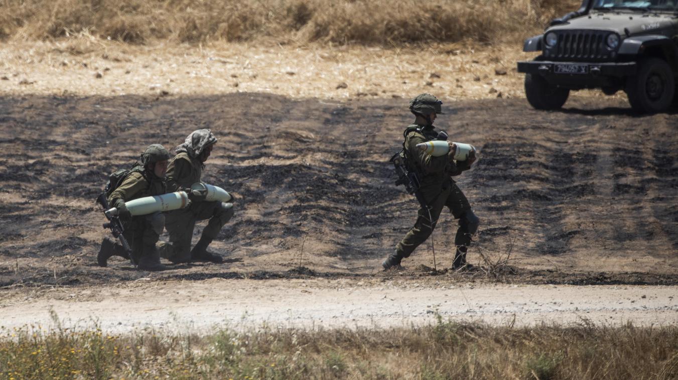 <p>Israelische Soldaten bereiten Granaten in einem Grenzgebiet vor, die in Richtung des Gazastreifens abgefeuert werden sollen.</p>