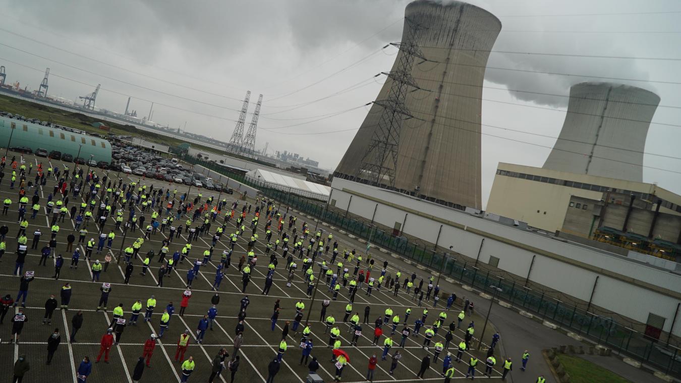 <p>Gewerkschaftsmitglieder des belgischen Stromversorgungsunternehmens „Engie Electrabel“ protestieren am Atomkraftwerk Doel gegen den Atomausstieg im Jahr 2025.</p>