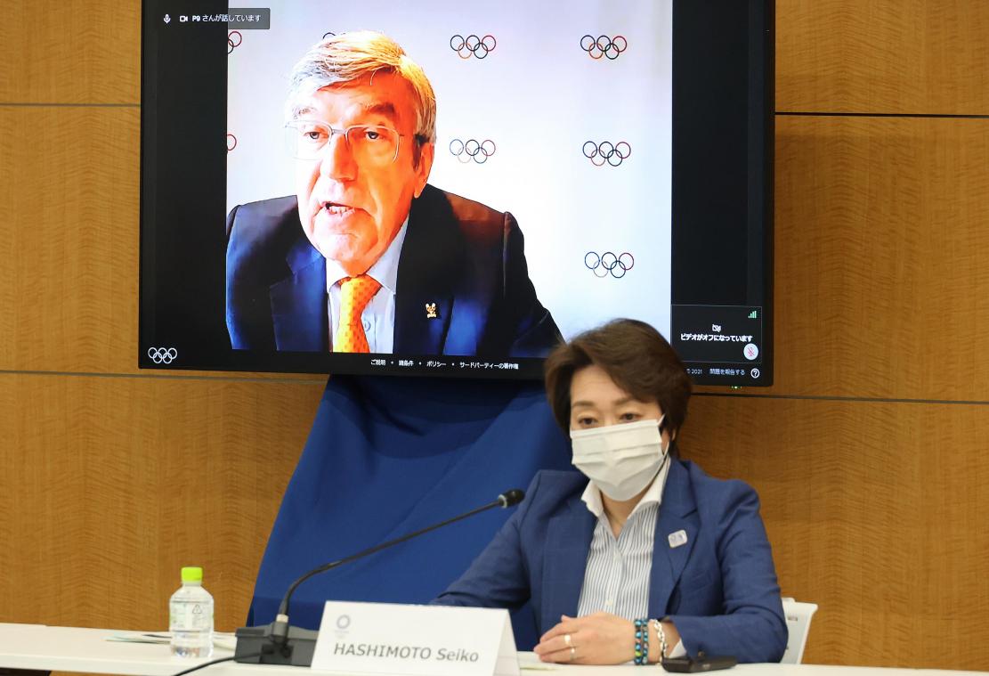 <p>IOC-Präsident Thomas Bach nahm per Videoschalte an der Besprechung teil, vorne OK-Chefin Seiko Hashimoto.</p>