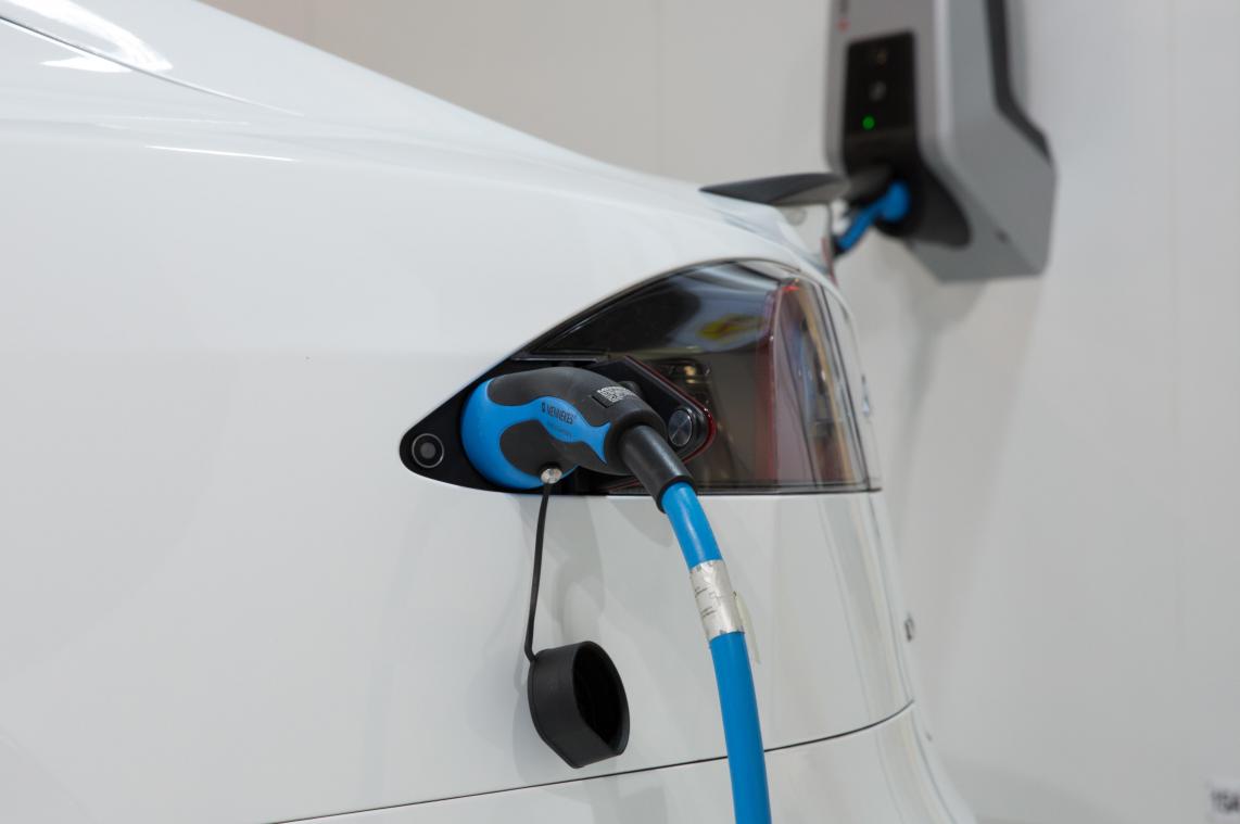 <p>E-Auto am Strom in einer privaten Garage.</p>