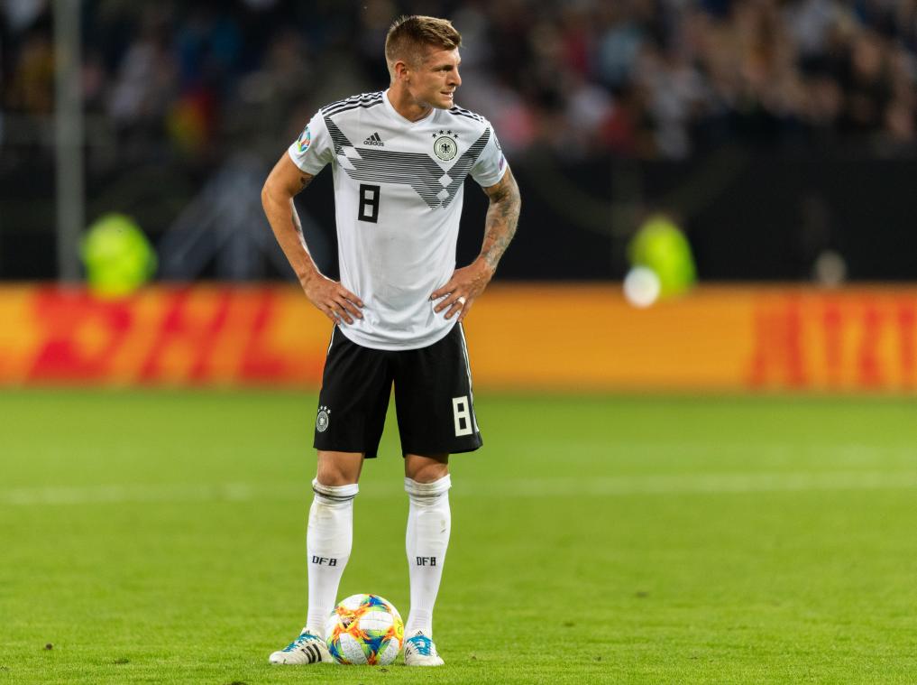 <p>Deutschlands Toni Kroos steht mit Ball auf dem Feld. Vor einem Elfmeter ist der Druck für den Schützen sehr groß.</p>