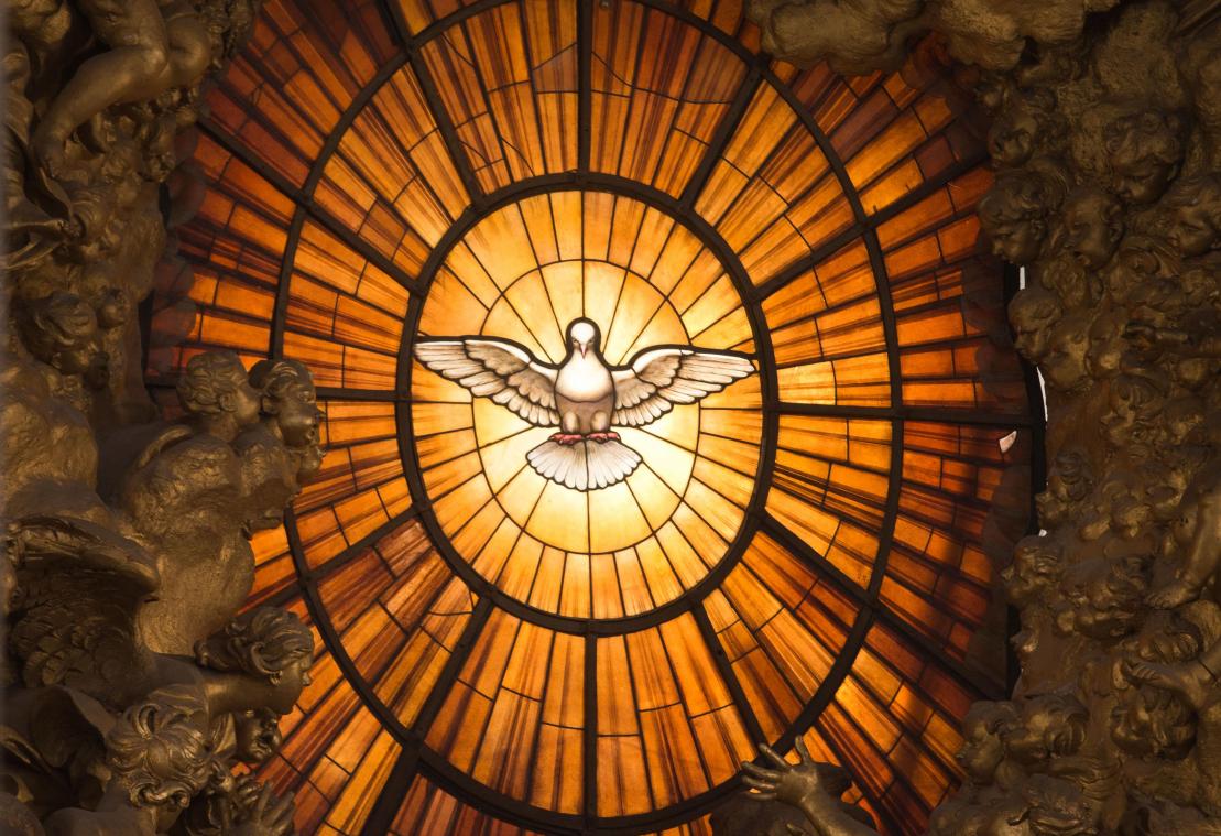 <p>Das Fenster mit der Heilig-Geist-Darstellung leuchtet im Petersdom im Vatikan. Die Taube ist für Christen ein Zeichen für den Heiligen Geist.</p>