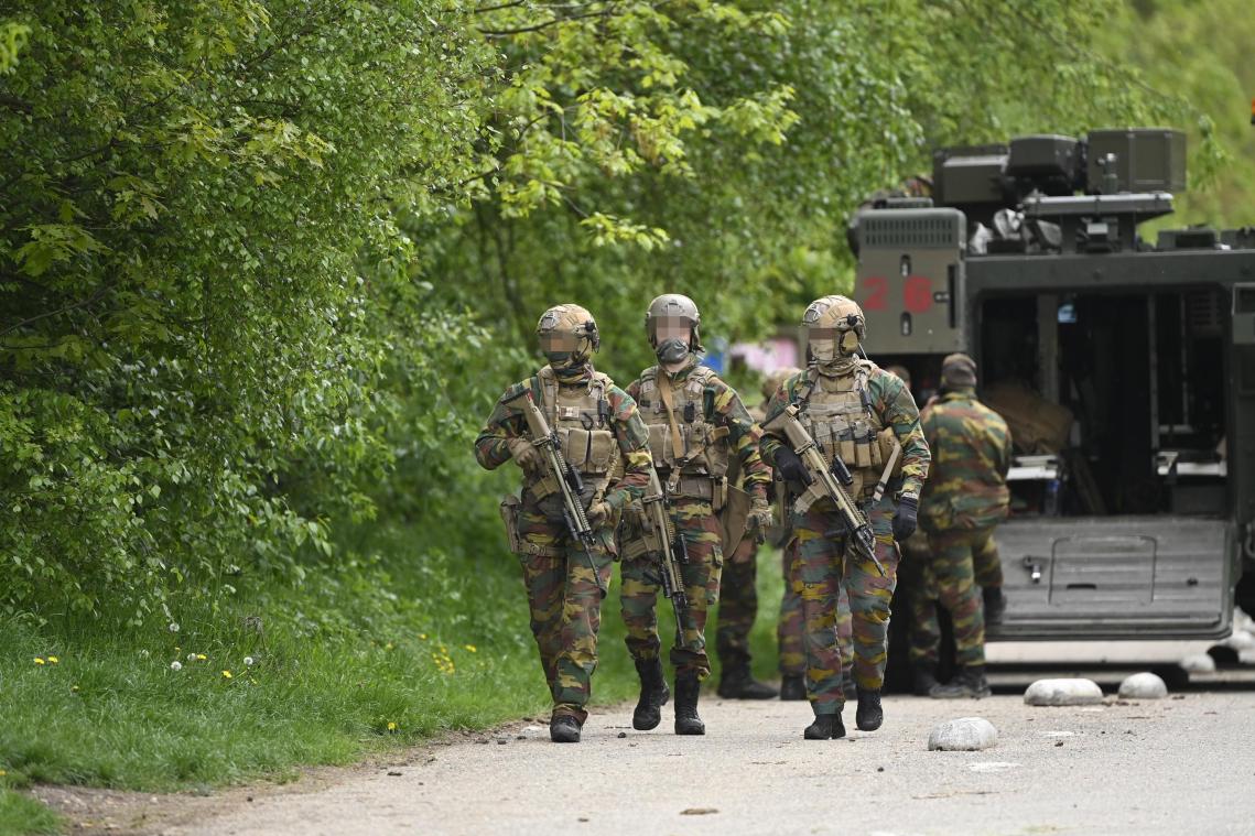 <p>Schwer bewaffnete Soldaten durchkämmen den Nationalpark Hoge Kempen, wo Jürgen Conings sich versteckt.</p>