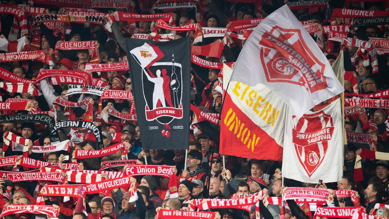 <p>Ein Bild vor der Pandemie: Fans von Union bejubeln im Stadion Alte Förstere ihre Mannschaft.</p>