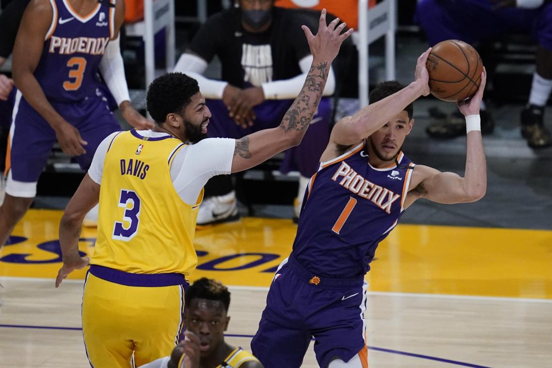 <p>Anthony Davis (links) von den Los Angeles Lakers verteidigt gegen Devin Booker von den Phoenix Suns.</p>