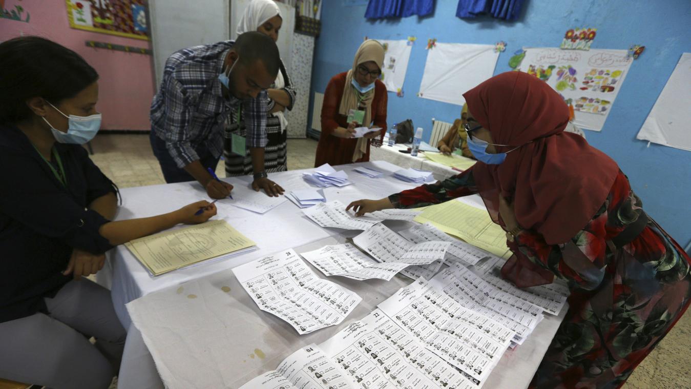 <p>Wahlhelfer zählen die Stimmzettel nach der Schließung der Wahllokale bei den ersten Parlamentswahlen des Landes seit dem Sturz des ehemaligen Präsidenten Abdelaziz Bouteflika.</p>