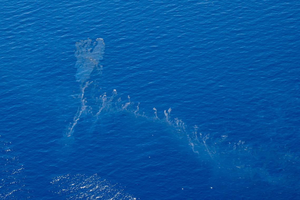 <p>Ein Blick auf den Ölteppich im Mittelmeer, der sich dem östlichen Korsika nähert und anscheinend von einem Schiff ausgetreten ist.</p>