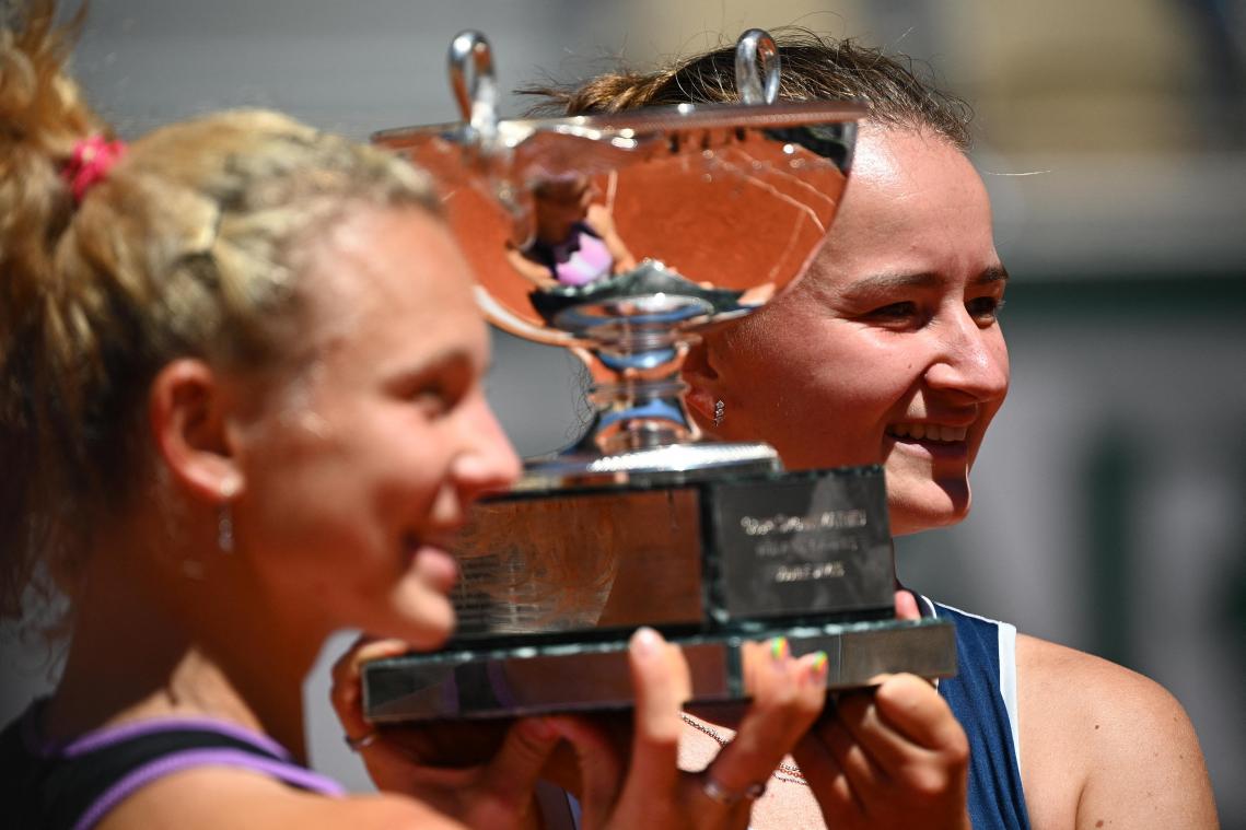 <p>Nach ihrem Triumph im Einzel hat die Tschechin Barbora Krejcikova (rechts) auch den Doppel-Titel bei den French Open der Tennisprofis geholt.</p>