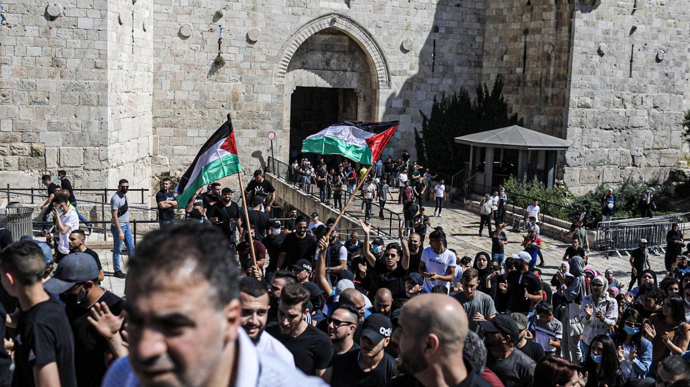 <p>Palästinenser versammeln sich während eines Protests vor dem Damaskus-Tor auf dem Gelände der Al-Aksa-Moschee.</p>