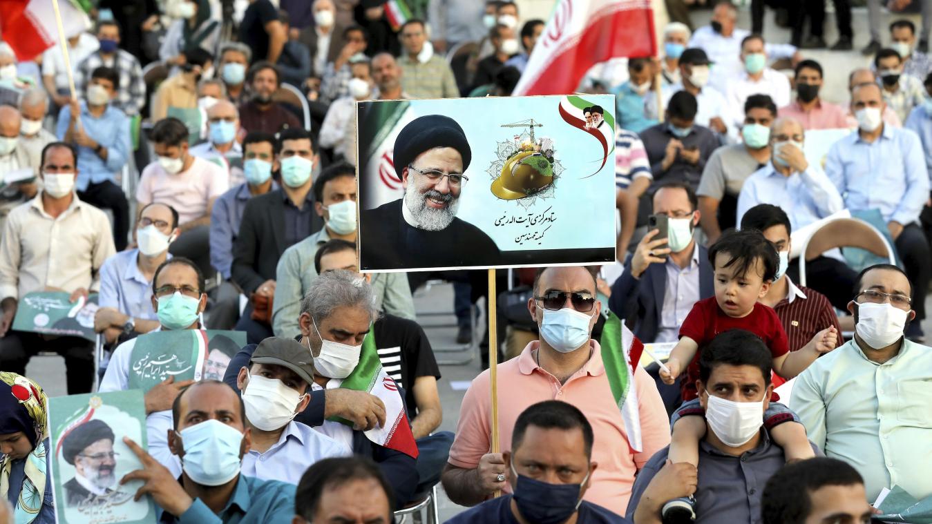 <p>Unterstützer des Präsidentschaftskandidaten Ebrahim Raisi demonstrieren für ihn während einer Kundgebung.</p>