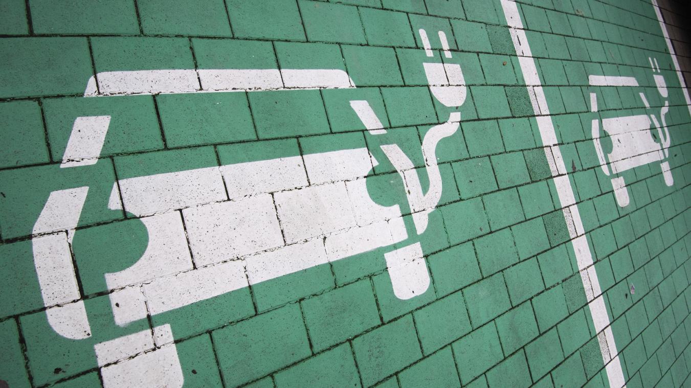 <p>Parkplätze mit einer Ladesäule für Elektroautos: Die Zahl der Ladesäulen soll in Ostbelgien in den kommenden Jahren wachsen. Dafür führt die Deutschsprachige Gemeinschaft auch Gespräche mit der Wallonischen Region.</p>
