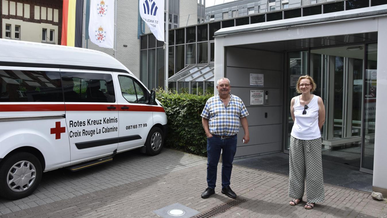 <p>Andreas Schumacher und Vera Hilt von der CNE am Donnerstag vor dem Eupener Krankenhaus</p>