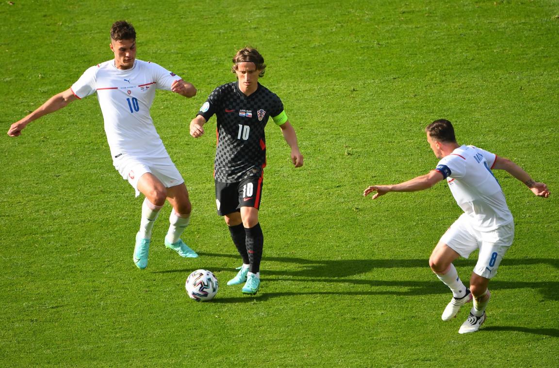 <p>Tschechiens Torschütze Patrik Schick (links) im Duell mit Luka Modric</p>