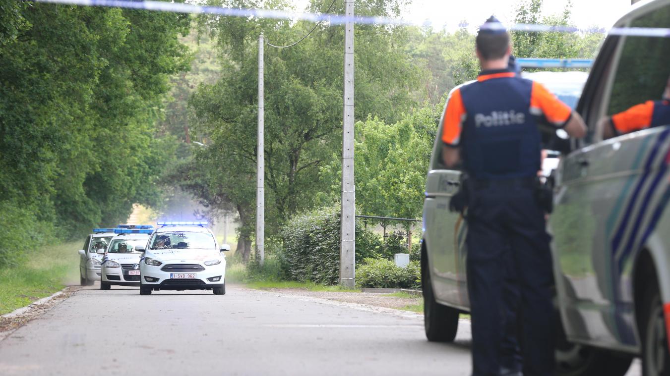 <p>Polizeifahrzeuge vor einem abgesperrten Bereich in der Nähe des Fundorts der Leiche von Jürgen Conings im Waldgebiet Dilserbos.</p>