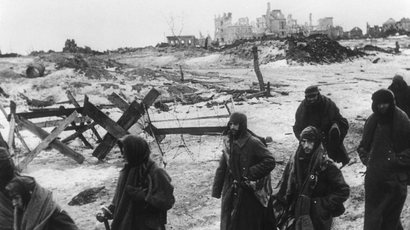<p>Überlebende deutsche Soldaten verlassen nach der Kapitulation Stalingrad.</p>