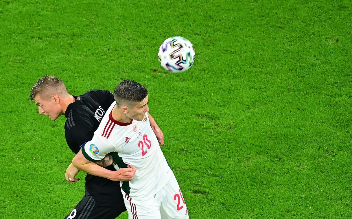<p>Es ging durchaus zur Sache am Mittwoch in München: In dieser Szene kämpfen Deutschlands Toni Kroos (l.) und Ungarns Roland Sallai (r.) um den Ball.</p>