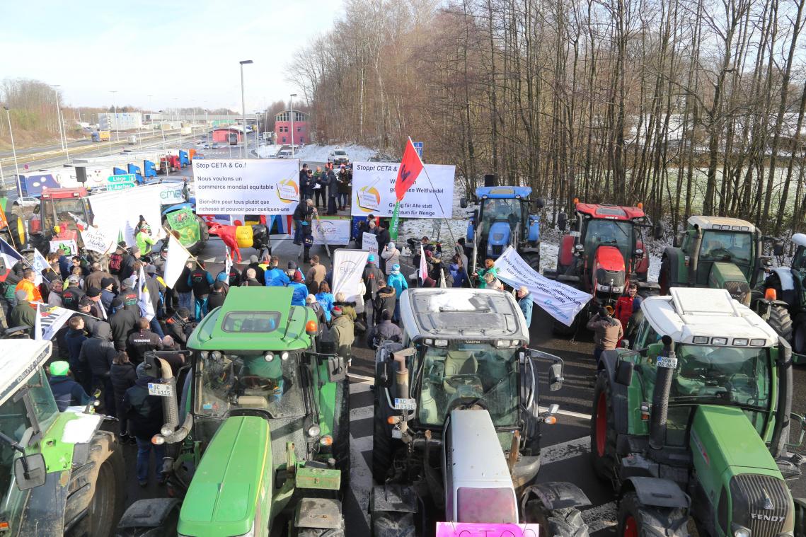 <p>Diese Aufnahme entstand im Jahr 2019 am Autobahngrenzübergang Lichtenbusch, wo Landwirte gegen das geplante Ceta-Abkommen protestierten. Auch dabei handelte es sich um ein Freihandelsabkommen.</p>