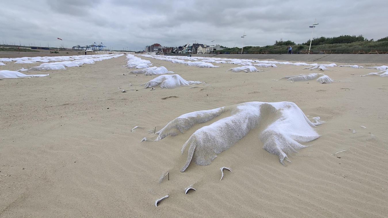 <p>Der Strand in Zeebrugge war am Donnerstag mit weißen Handtüchern übersät.</p>