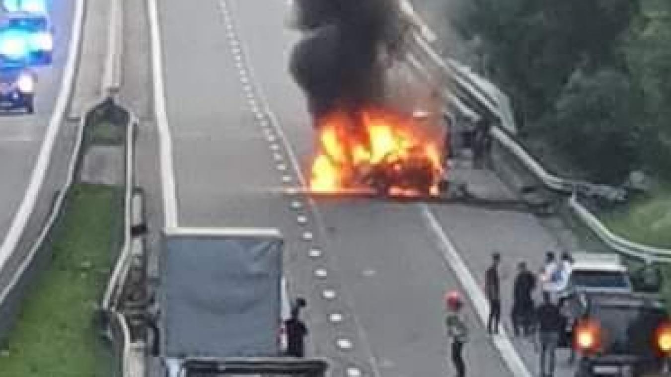 <p>Spektakulärer aber glimpflicher Unfall am Donnerstagabend auf der E 42 bei Bellevaux.</p>