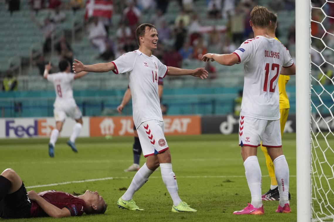 <p>Kasper Dolberg und Mikkel Damsgaard feiern das 2:0 für Dänemark.</p>