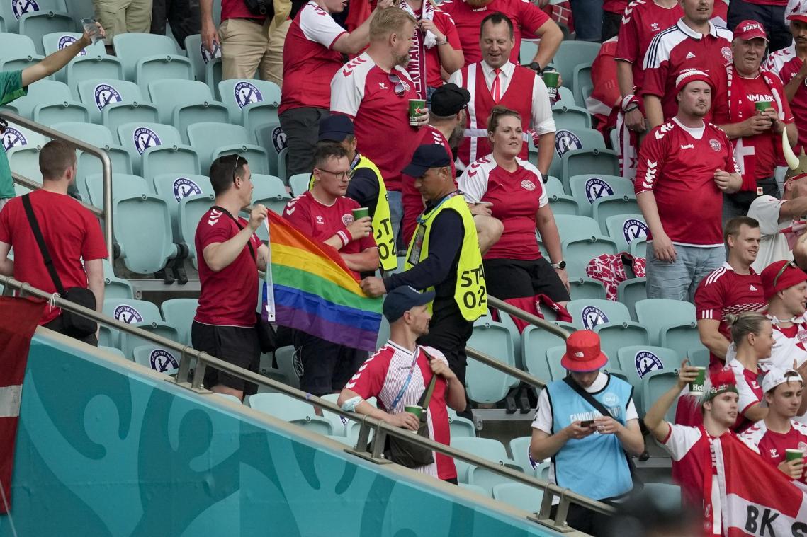 <p>Aserbaidschanische Ordner nahmen zwei Dänemark-Fans die Regenbogen-Fahne ab.</p>