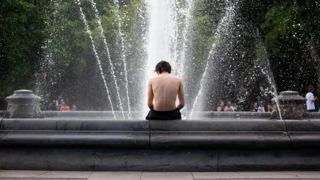 <p>Ein Mann sitzt vor einem Springbrunnen im Washington Square Park. New York City wurde von einer mehrtägigen Hitzewelle und hoher Luftfeuchtigkeit heimgesucht.</p>