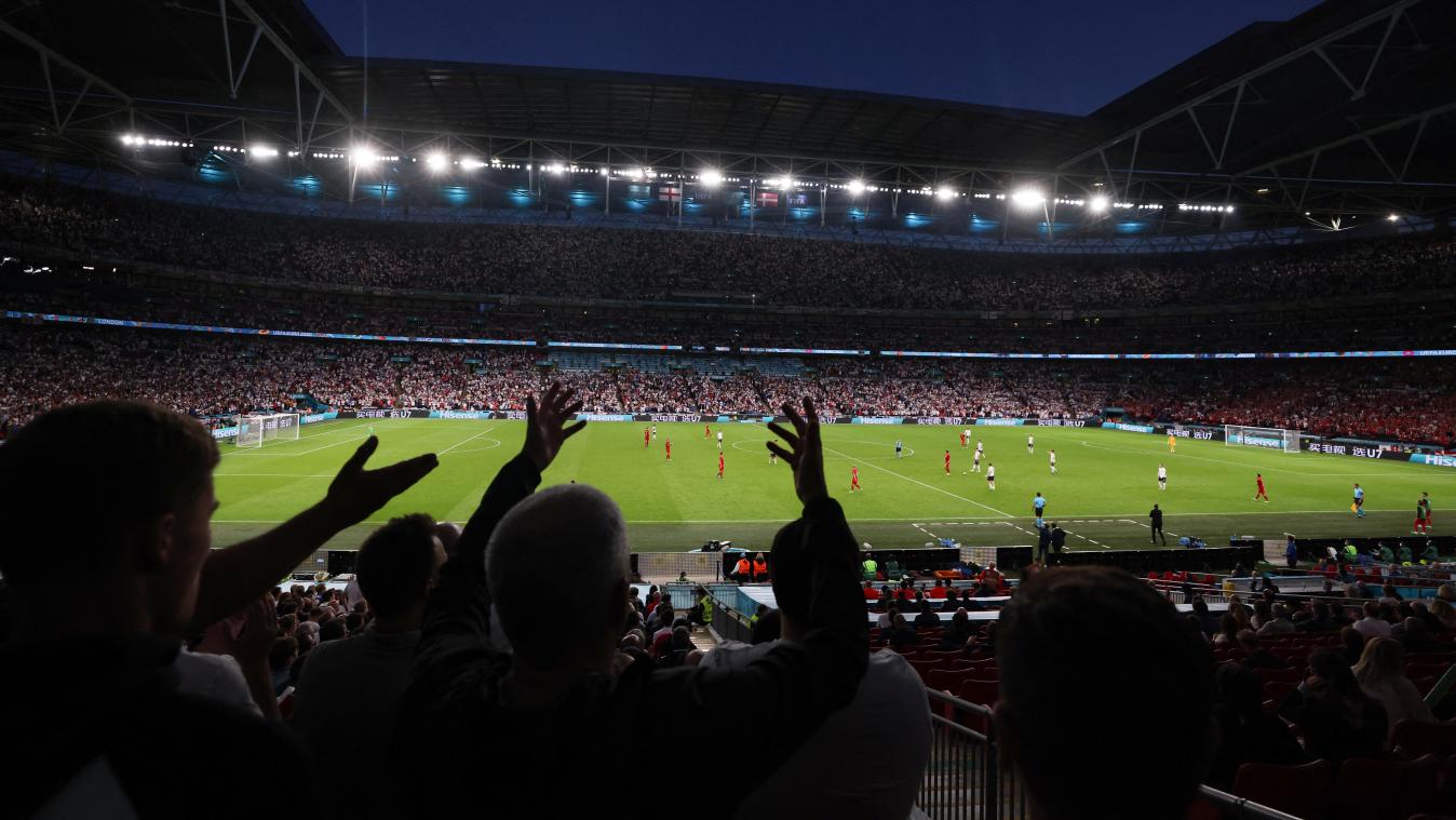 <p>Londons Wembley Stadion mit einem Fassungsvermögen von 90.000 ist das Heim von Englands internationalem Fußballverein.</p>