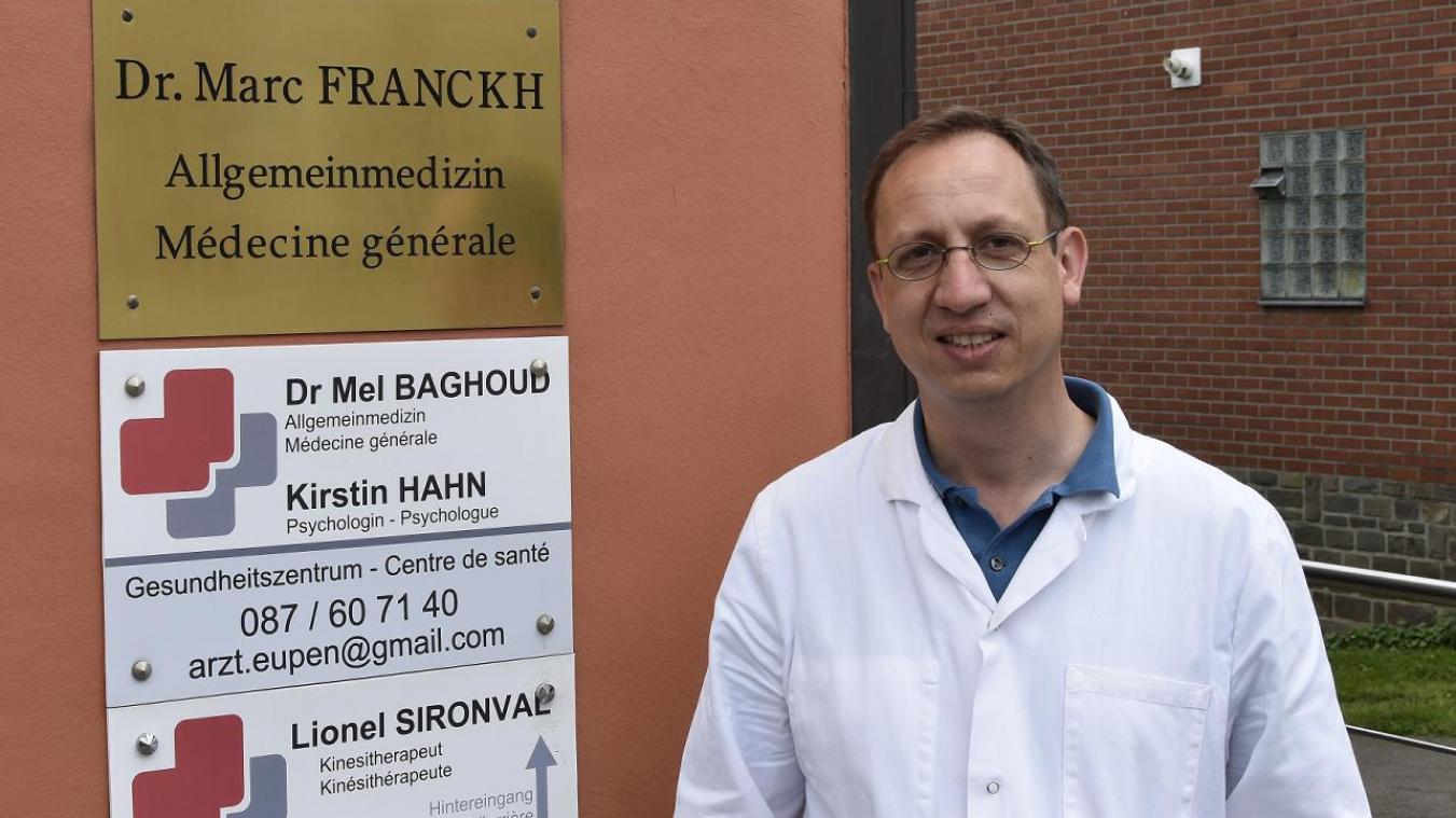 <p>Dr. Marc Franckh vor seiner Praxis am Eupener Rotenbergplatz</p>