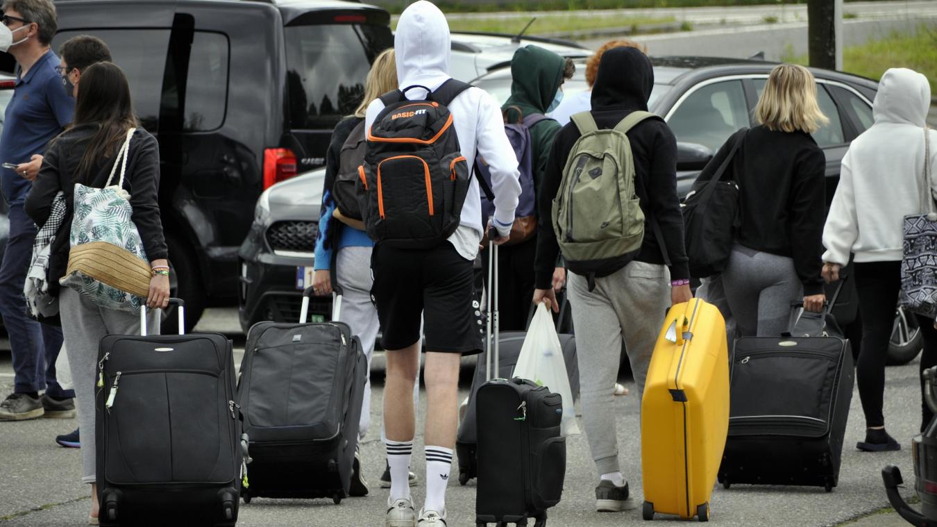 <p>Vorzeitiges Ende eines Party-Urlaubs: 122 infizierte Jugendliche kehrten am Freitag zurück nach Belgien.</p>