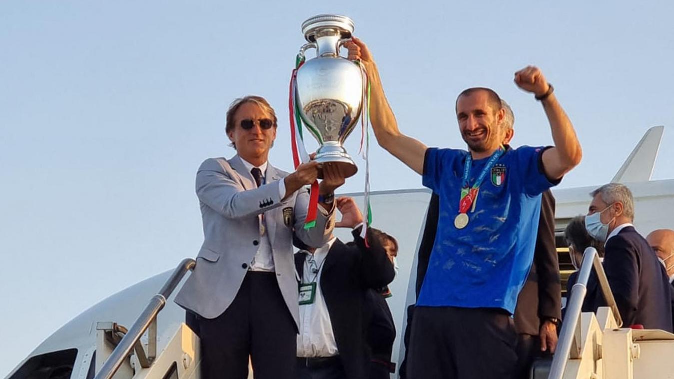 <p>Ließen sich bei der Ankunft am Airport feiern: Trainer Roberto Mancini (links) and Giorgio Chiellini (rechts).</p>