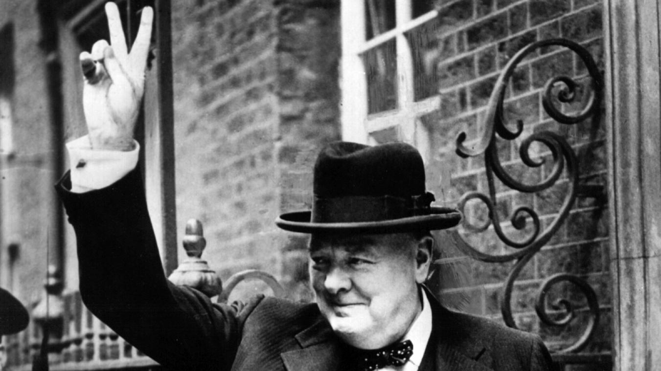 <p>Der britische Premierminister Winston Churchill zeigte im Kriegsjahr 1943 vor Downing Street No 10 in London das für ihn typische Victory-Zeichen.</p>