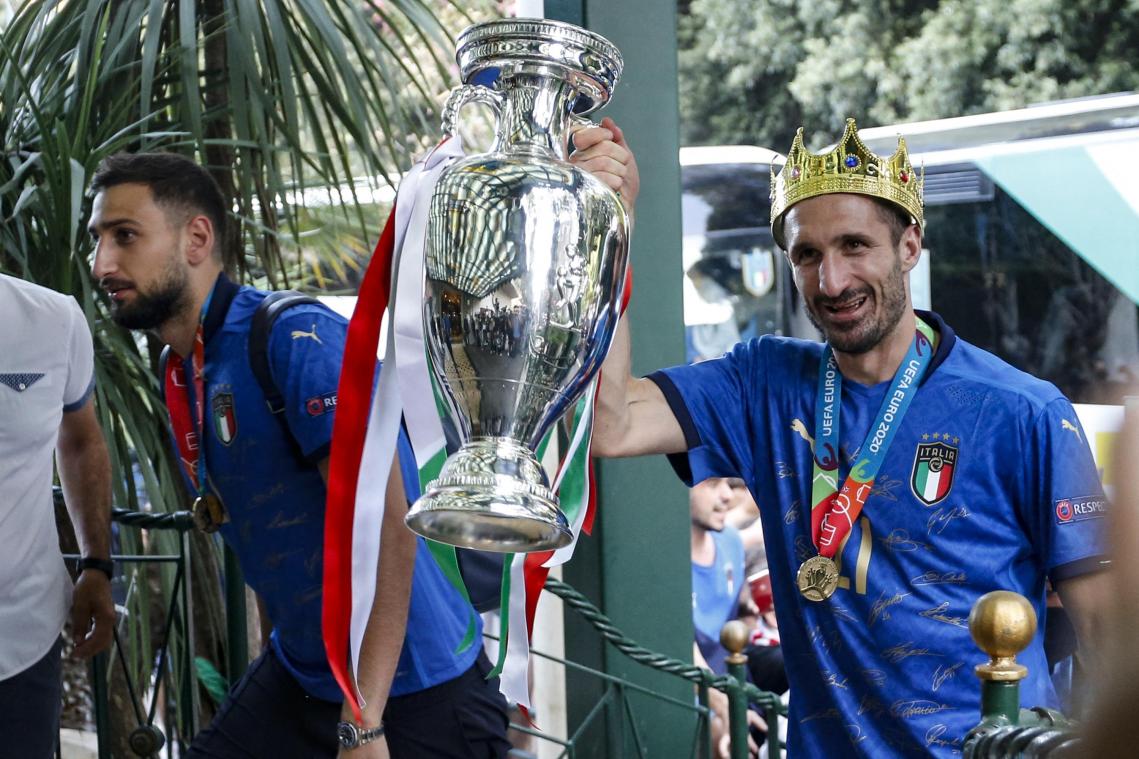 <p>Giorgio Chiellini (r.) stolzierte am Montag mit Pokal und Krone durch Rom.</p>